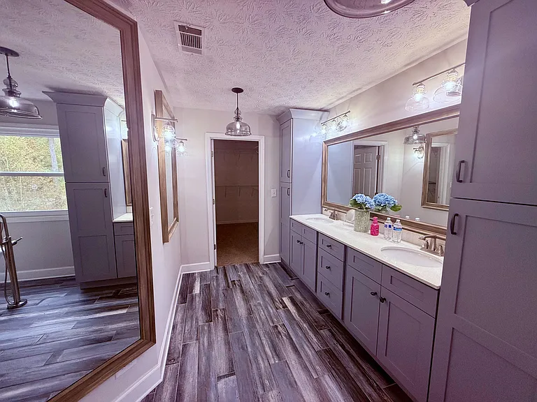 Double vanity with ample storage