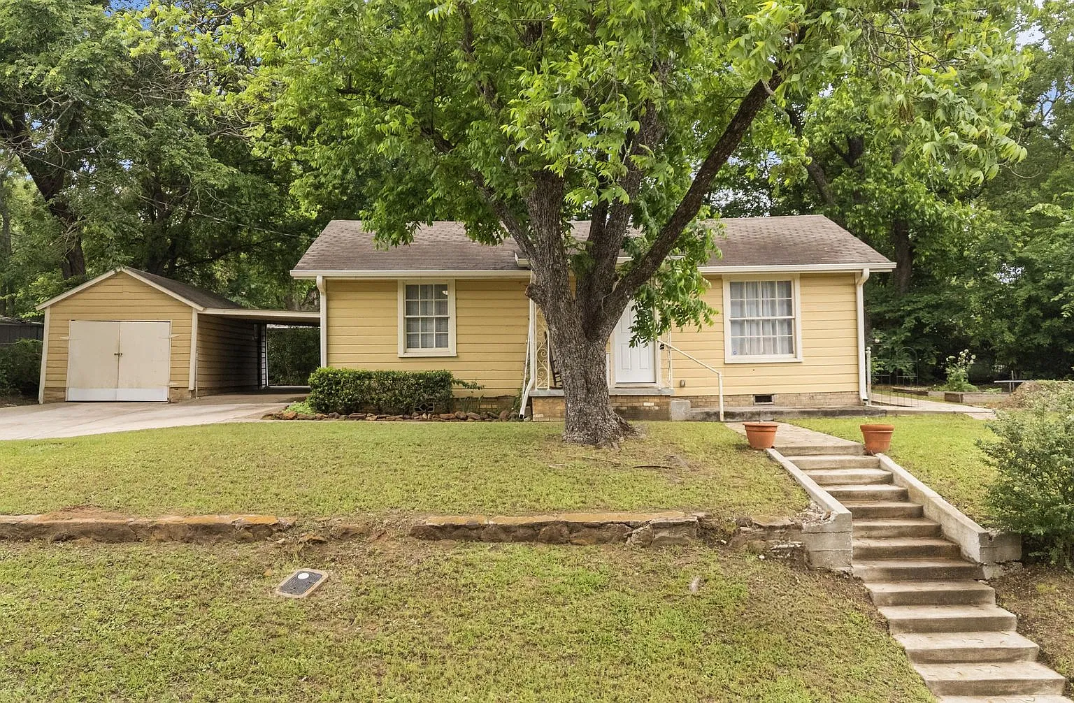 Charming 3 Bedroom, 1.5 Bath Cottage Near Hospitals and Tyler Jr College — Photo 1