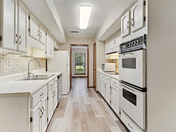 5th image of 102 Evangeline Dr