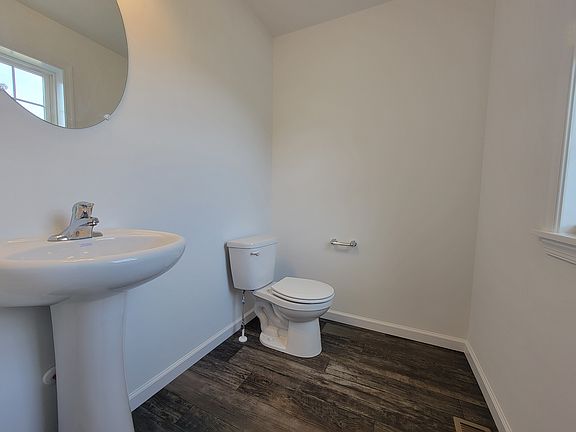 5th image of 146 Robert Cir
