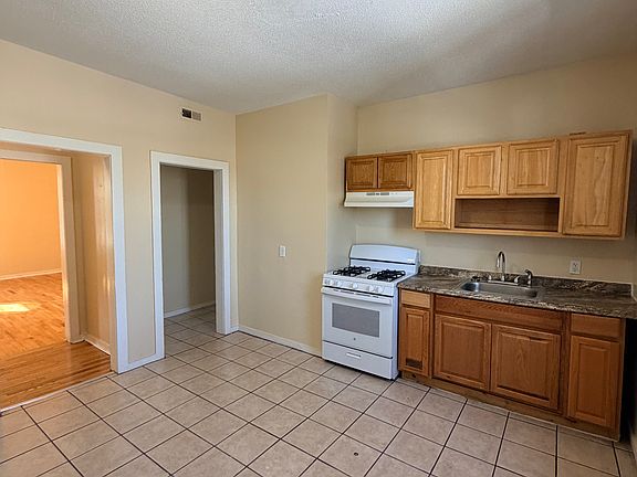 4th image of 33 Dickerman St #D