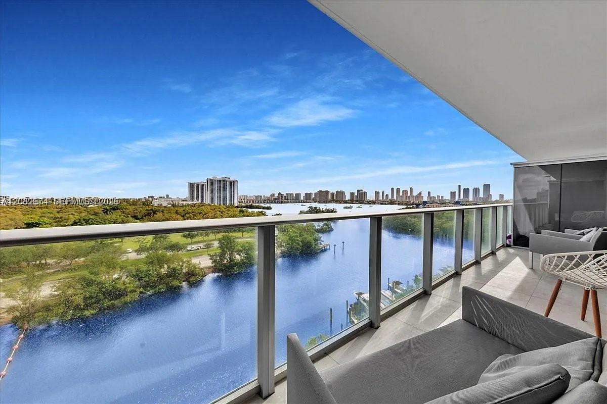 The Harbour North Condo — Photo 2