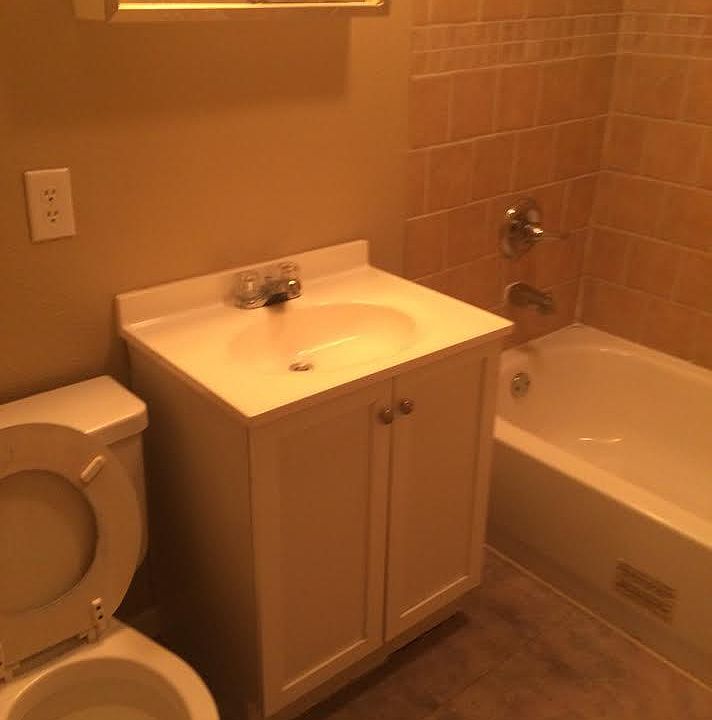 2nd image of 901 1/2 London Ln