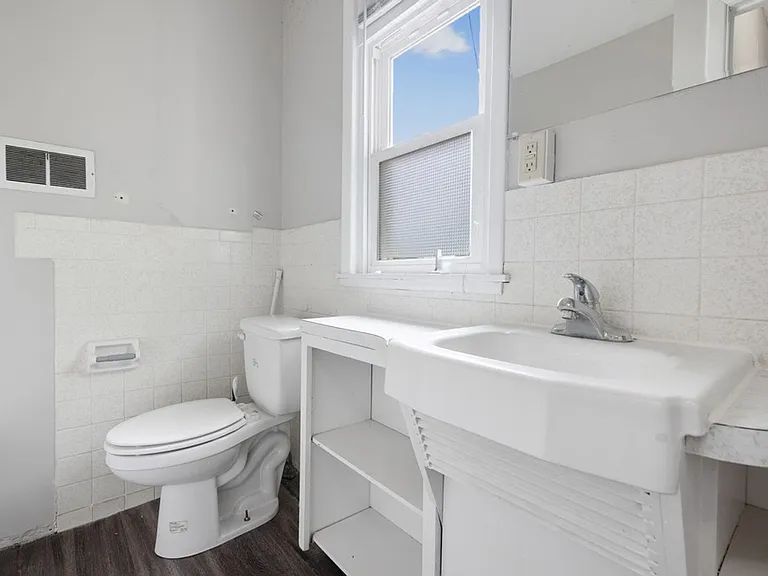 1223 W 19th St — Photo 11
