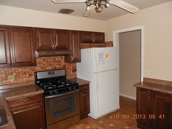3rd image of 484 Broadview Ave