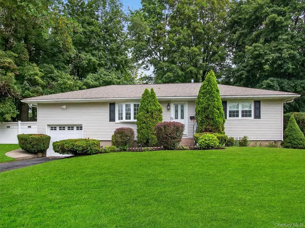 5 Tennyson Drive, Nanuet, NY 10954