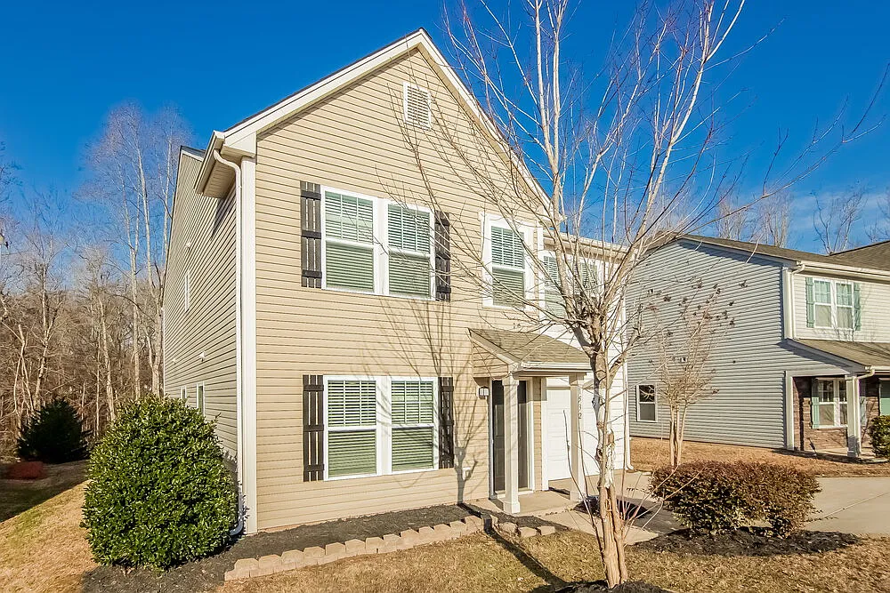 3 bed, 2.5 bath, 2303 sqft, $1,995 — Photo 4