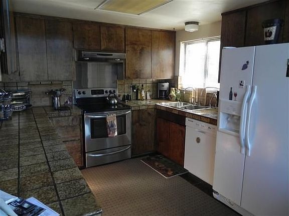 5th image of 1056 Summit Dr