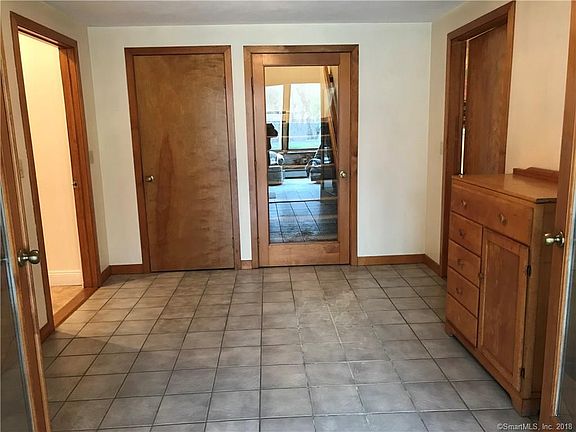 5th image of 27 Crescent Dr