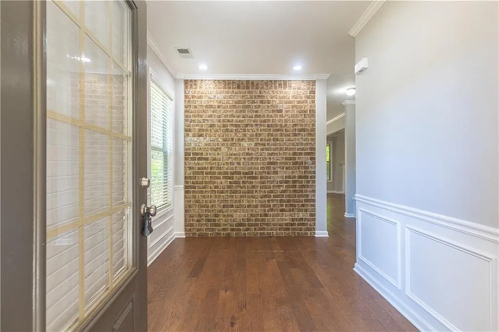4 bed, 2.5 bath, 2828 sqft, $2,400 — Photo 3