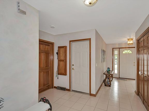 5th image of 233 Goldenwood Ct