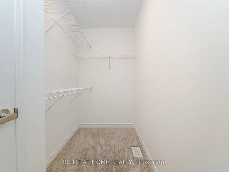 908 Sumac Cres — Photo 29