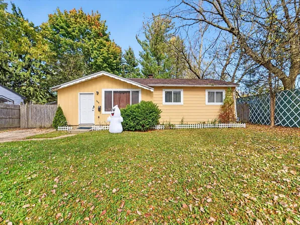 3434 Glenbrook Dr, Lansing, MI 48911