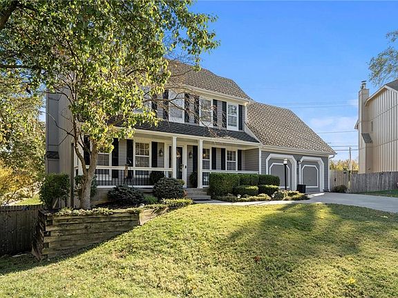 4th image of 8641 Greenwood Ln