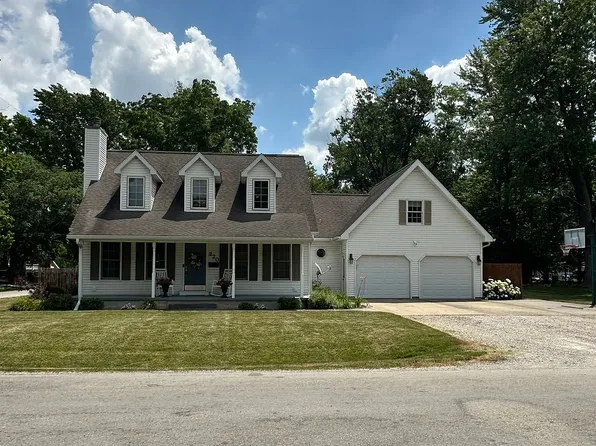 320 N 4th St, Girard, IL 62640