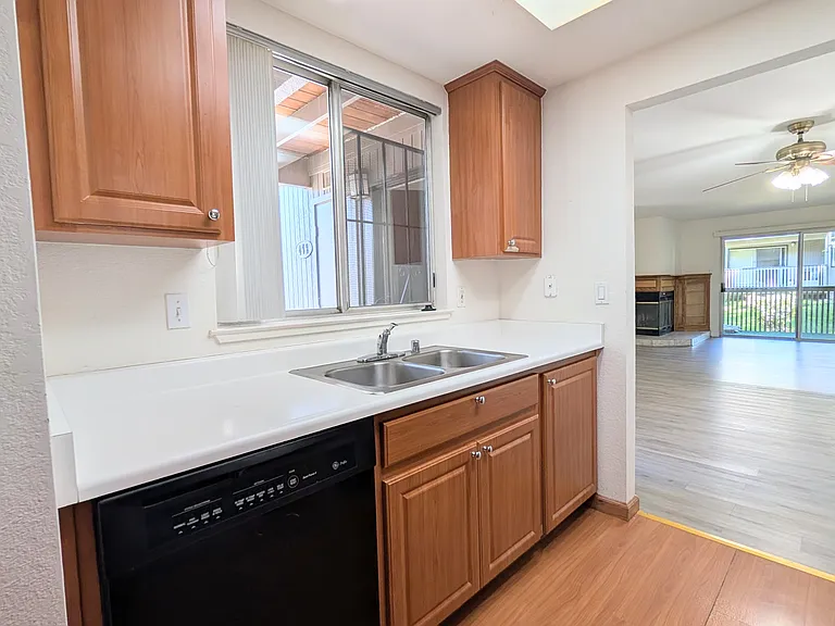 472 Lancaster Ln — Photo 11