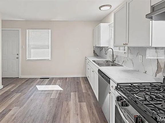 3rd image of 810 Saint Thomas Ln