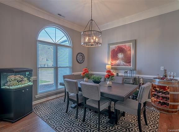 3rd image of 7568 Woodcrest Dr