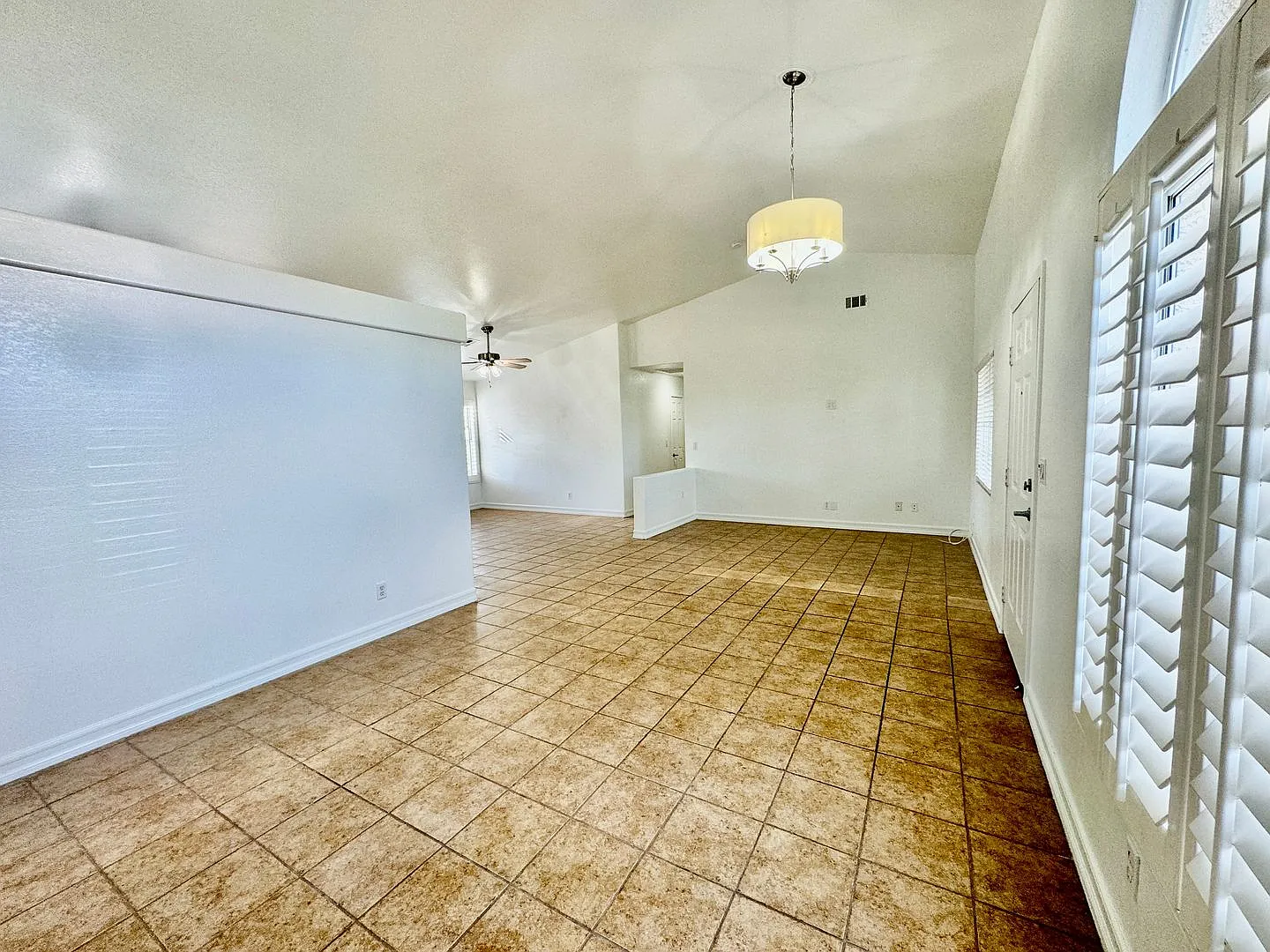 Charming 2 bedroom home in northwest. Very open floorplan. — Photo 3