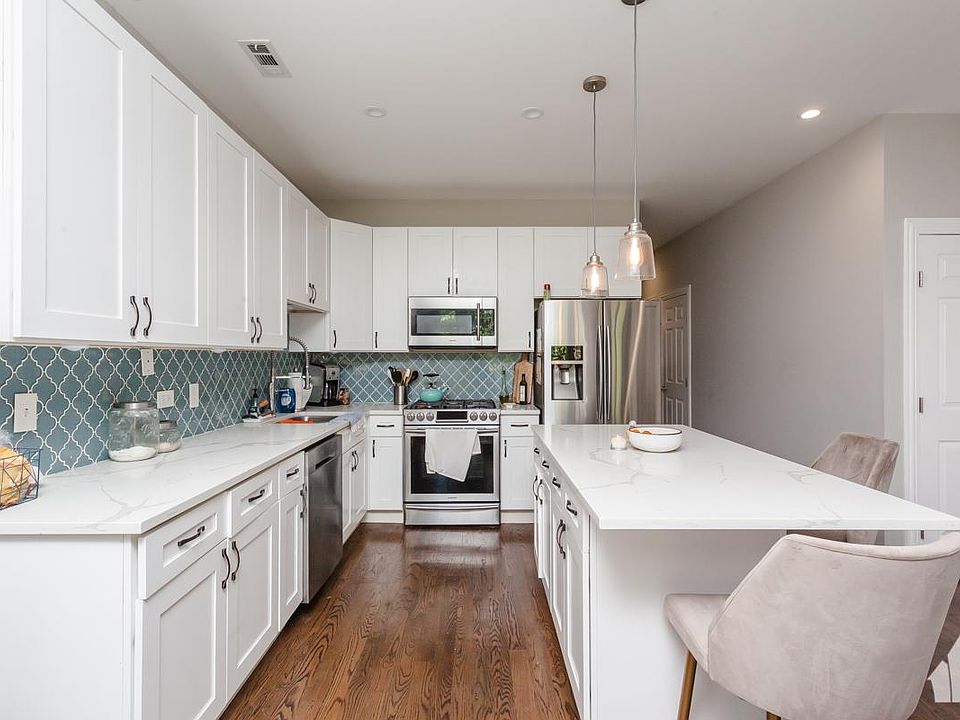 1st image of 857 W Wrightwood Ave #2F