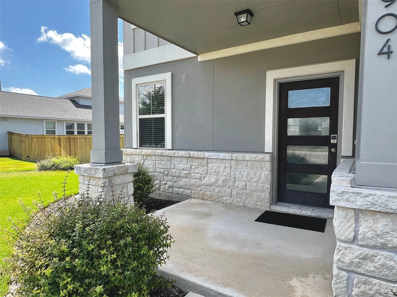 4 bed, 3.0 bath, 2088 sqft, $2,350 — Photo 2