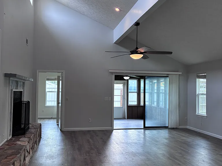 2328 Oakwood St — Photo 1