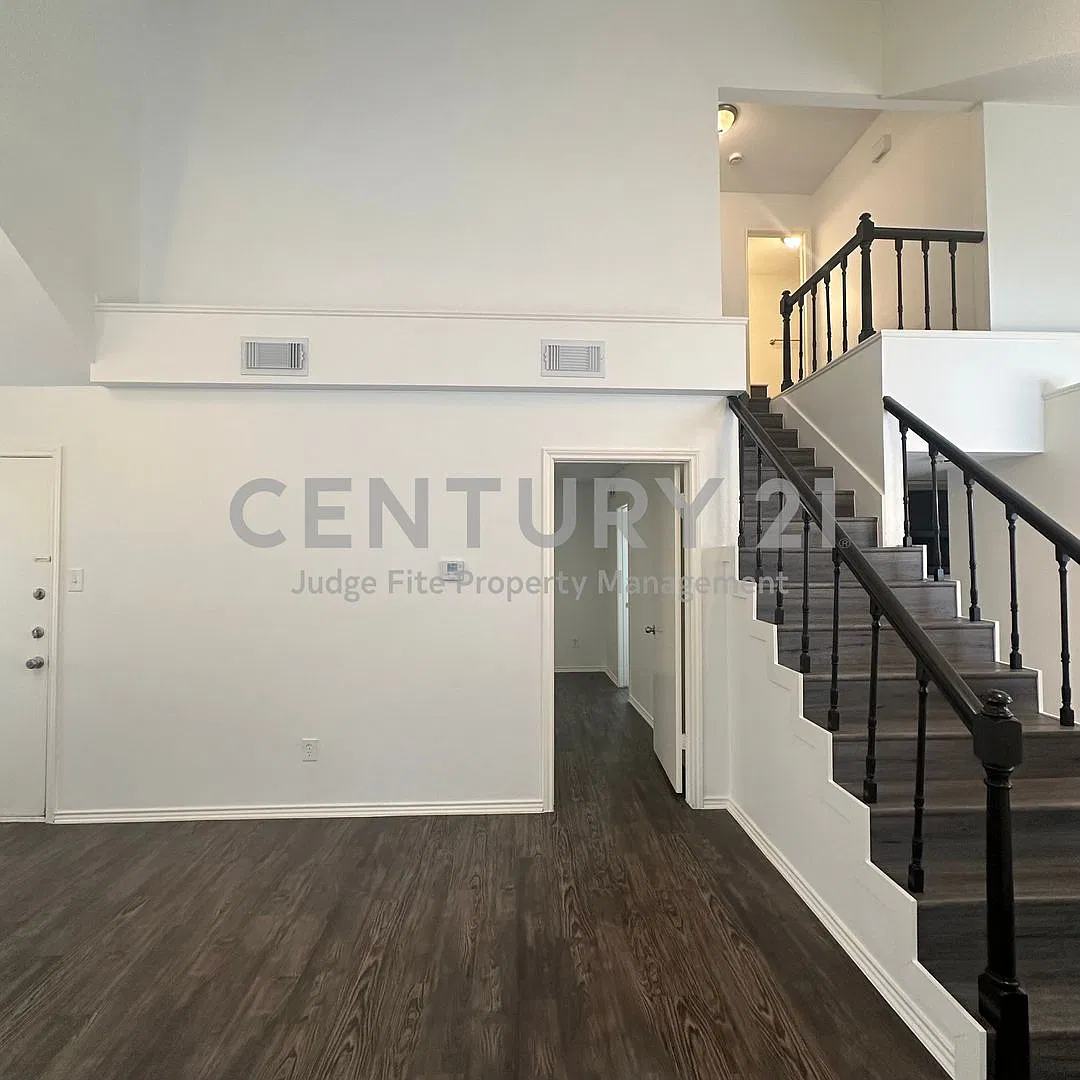 Beautiful 2-Story 2/2 Condo Located in Coppell's Windance Family Subdivision! — Photo 2