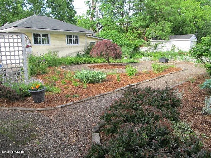 216 Stuart Ave — Photo 2