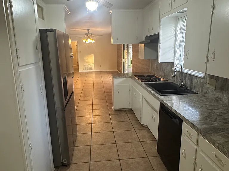 2121 Woodhaven Dr — Photo 1