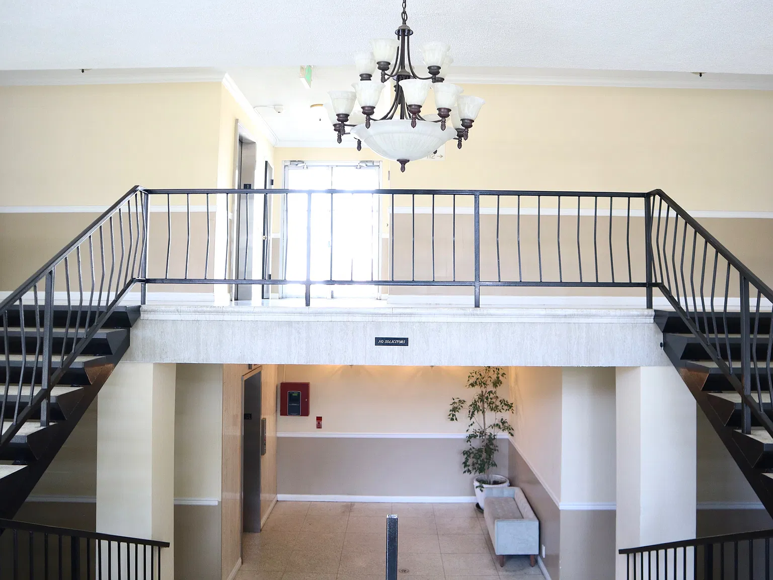 334 S Gramercy — Photo 4