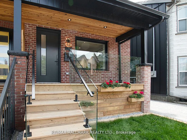 1 1/2 Delaney Cres — Photo 4