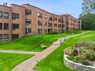 1 Milbank Ave APT 1F, Greenwich, CT 06830