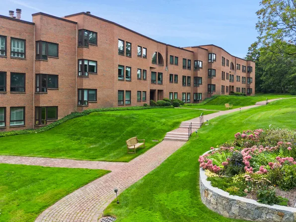 1 Milbank Ave APT 1F, Greenwich, CT 06830