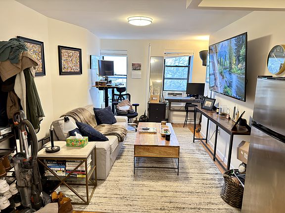 3rd image of 320 E 6th St APT 10