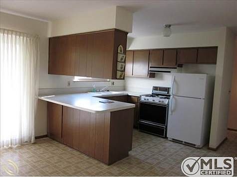 SPACIOUS KITCHEN W/APPLIANCES