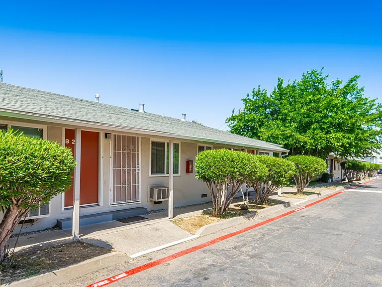 Affordable Living in the Heart of Sacramento! — Photo 17