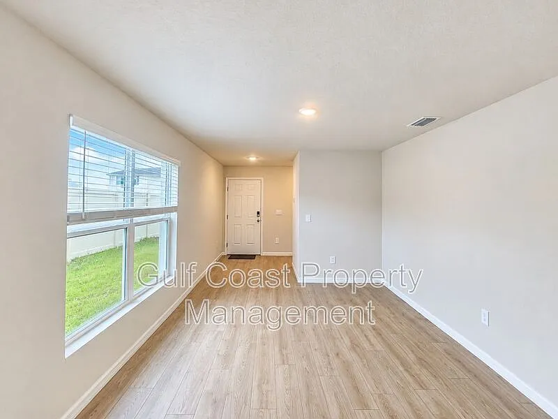 3 bed, 2.0 bath, 1504 sqft, $2,200 — Photo 2