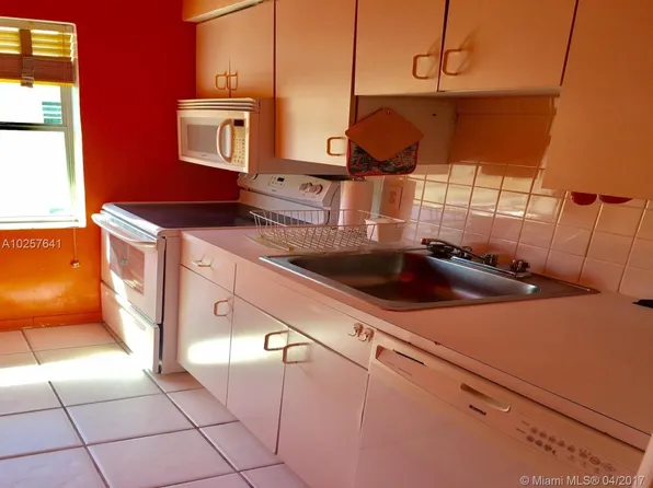 915 8th St, Miami Beach, FL 33139