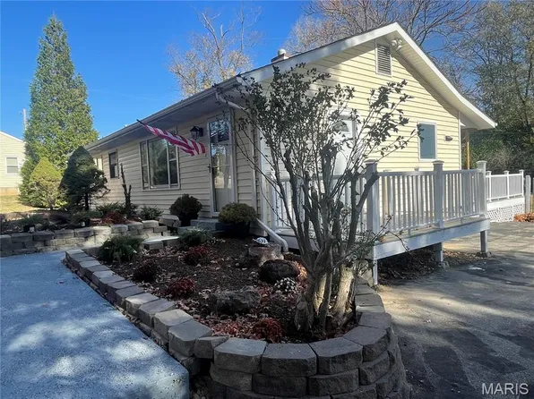 13 E Meadow Ln, Ballwin, MO 63021