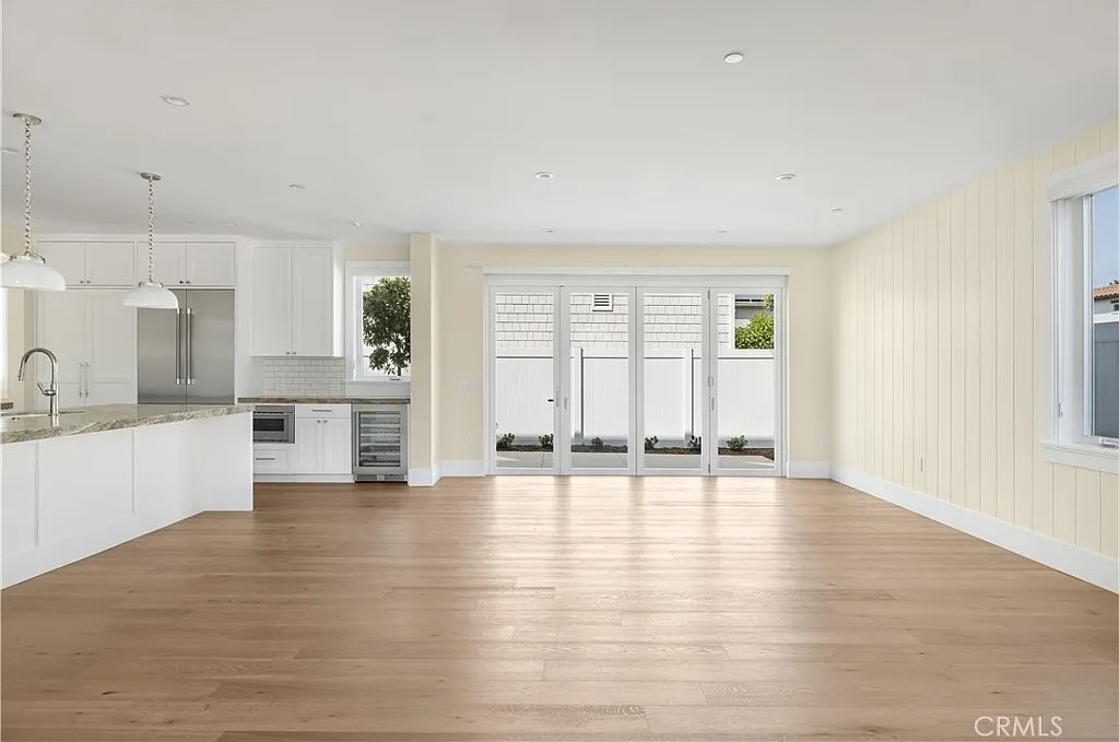 3 bed, 2.5 bath, 2054 sqft, $7,995 — Photo 4