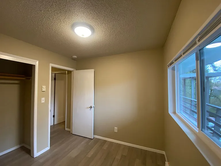 Clover Creek Apartments — Photo 11