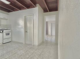 618 E 24th St, Hialeah, FL