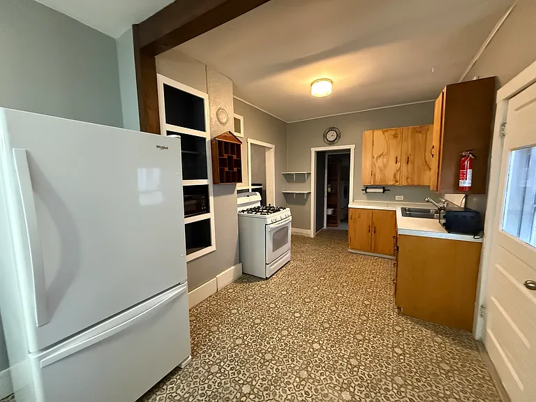 546 Barclay St — Photo 8