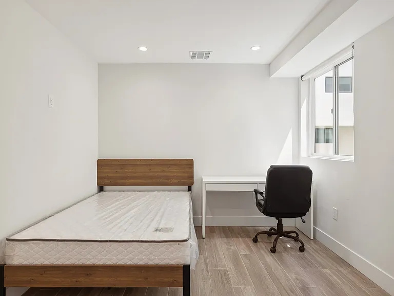 1326 W 35th Pl — Photo 16