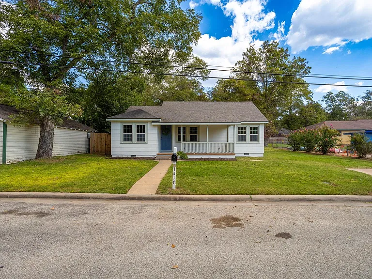 1517 Live Oak St — Photo 3