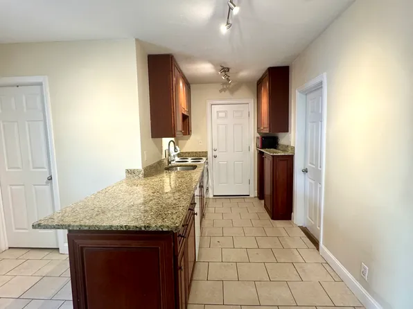 1 Hilton Ave APT 1, Worcester, MA 01604