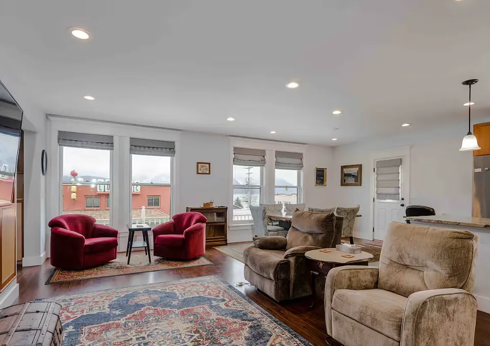 207 4th Avenue R 1w Sec 10 #4T-1S