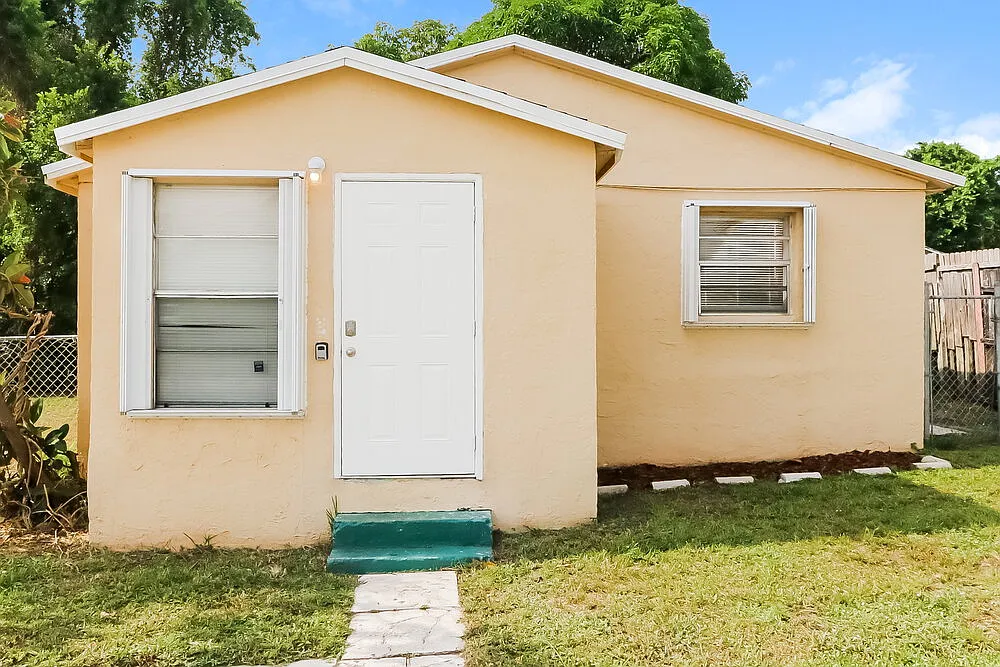 3 bed, 1.0 bath, 1025 sqft, $2,290 — Photo 1