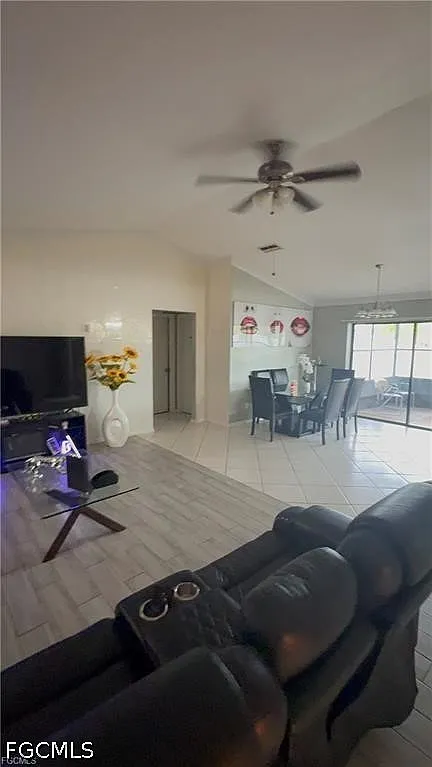 3 bed, 2.0 bath, 1400 sqft, $1,955 — Photo 3