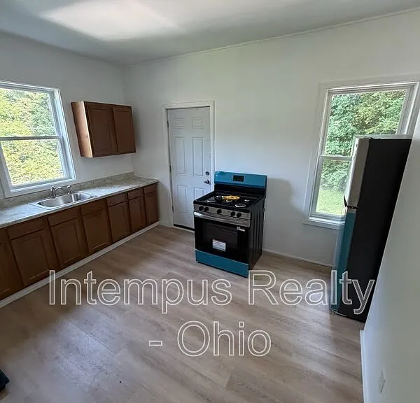 550 W Myrtle Ave — Photo 2